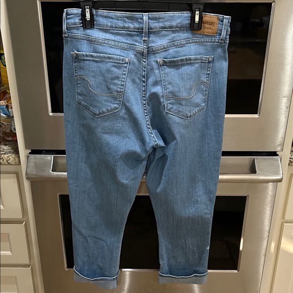 Signature women size 10 Relaxed Fit Jeans in Light Blue mid rise capri. - Picture 1 of 16